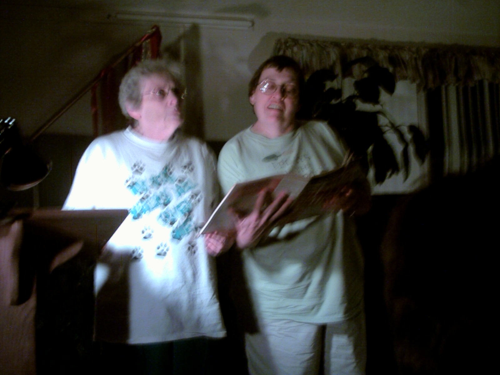 Betty & Kitty lead audience in song!!